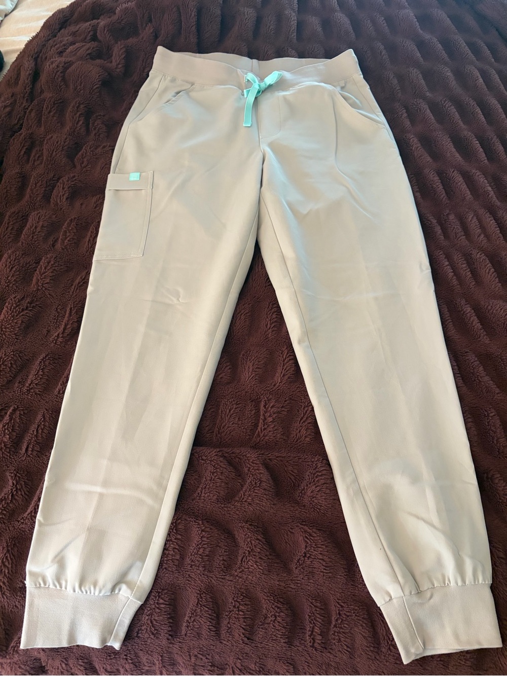 Women's Garde-Malade greige jogger’s scrub bottoms with mint drawstring